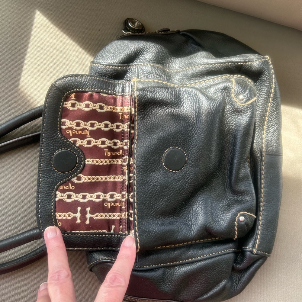 Black handbag purse, Tignanello w/ their iconic lining and multiple compartments - Picture 10 of 10